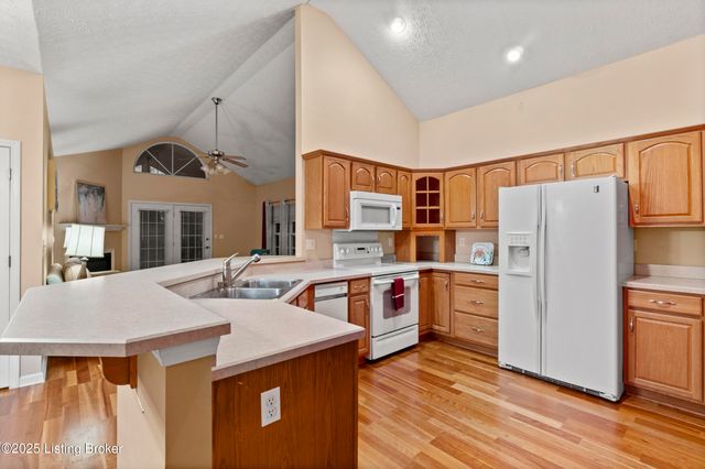 10403 Pine Glen Cir, Louisville, KY 40291