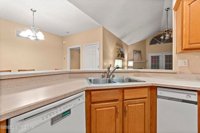 10403 Pine Glen Cir, Louisville, KY 40291