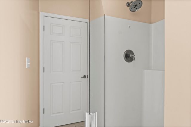 10403 Pine Glen Cir, Louisville, KY 40291