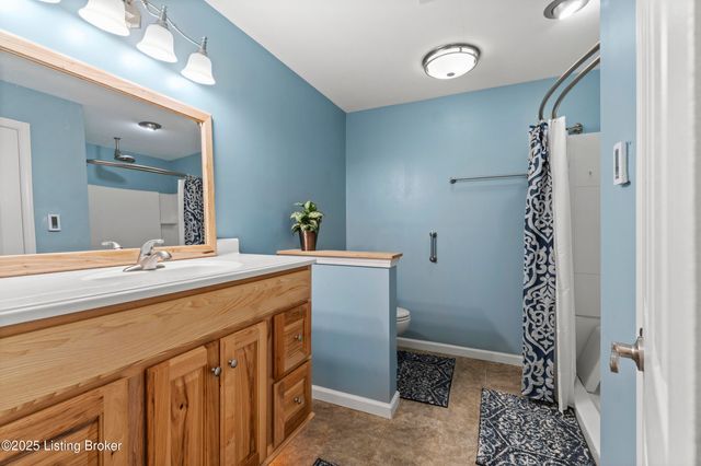 10403 Pine Glen Cir, Louisville, KY 40291