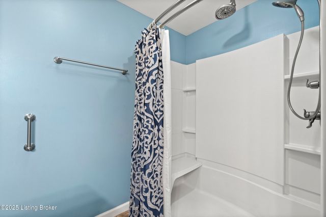 10403 Pine Glen Cir, Louisville, KY 40291