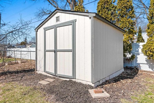 421 MEMORY COURT, Green Bay, WI 54301