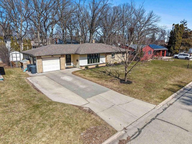 421 MEMORY COURT, Green Bay, WI 54301