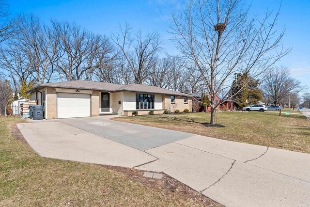 421 MEMORY COURT, Green Bay, WI 54301