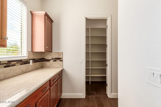 8539 W MIDWAY Avenue, Glendale, AZ 85305