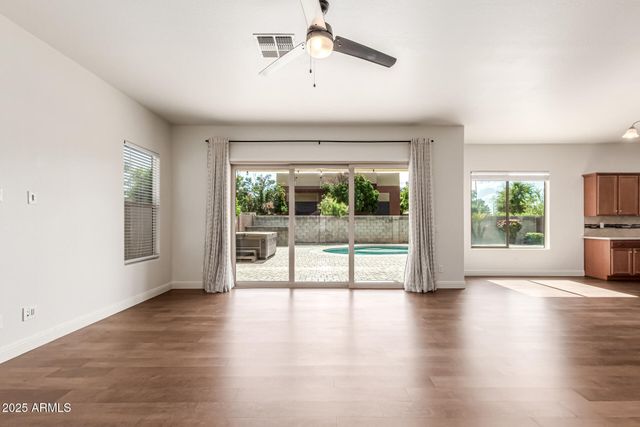 8539 W MIDWAY Avenue, Glendale, AZ 85305