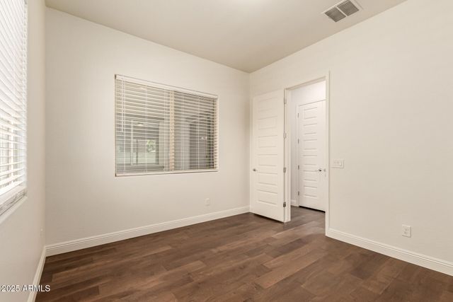 8539 W MIDWAY Avenue, Glendale, AZ 85305