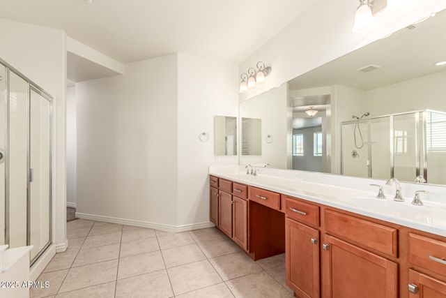 8539 W MIDWAY Avenue, Glendale, AZ 85305