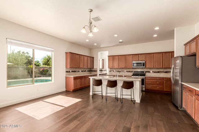 8539 W MIDWAY Avenue, Glendale, AZ 85305