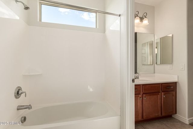 8539 W MIDWAY Avenue, Glendale, AZ 85305