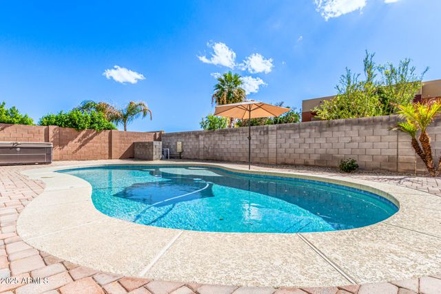 8539 W MIDWAY Avenue, Glendale, AZ 85305