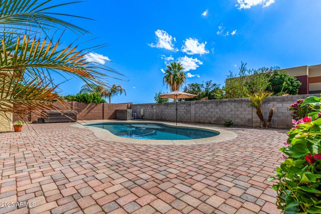 8539 W MIDWAY Avenue, Glendale, AZ 85305