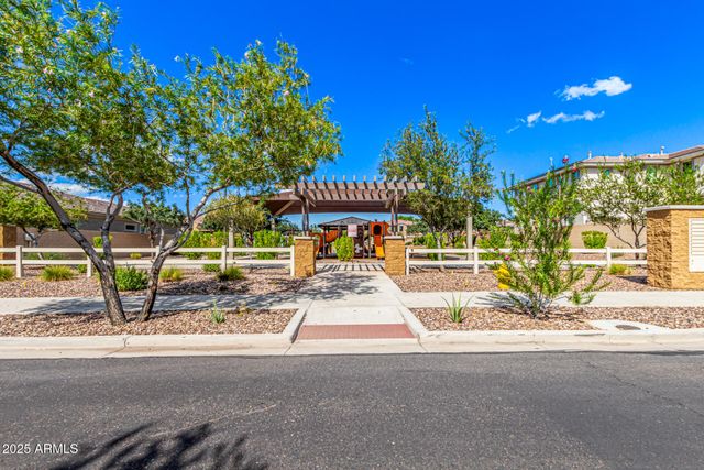 8539 W MIDWAY Avenue, Glendale, AZ 85305