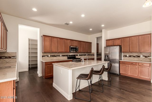 8539 W MIDWAY Avenue, Glendale, AZ 85305