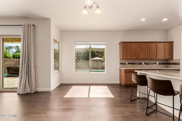 8539 W MIDWAY Avenue, Glendale, AZ 85305