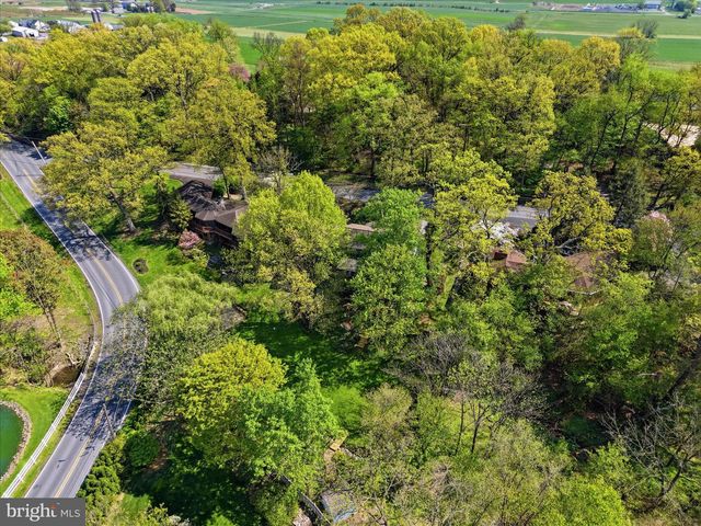 137 E WOODS DR, Lititz, PA 17543