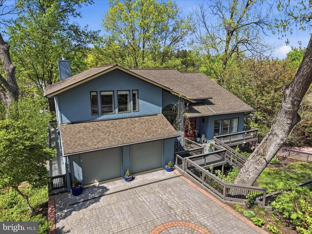 137 E WOODS DR, Lititz, PA 17543