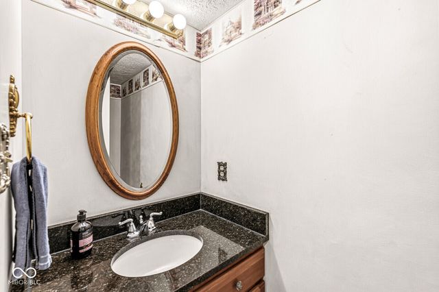 6733 Berkshire Drive, Zionsville, IN 46077