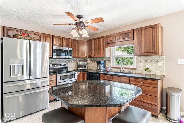 6733 Berkshire Drive, Zionsville, IN 46077