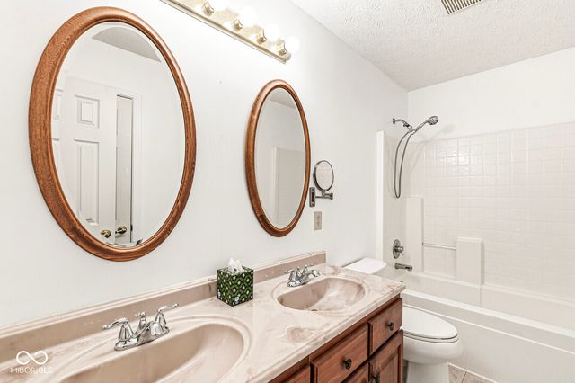 6733 Berkshire Drive, Zionsville, IN 46077