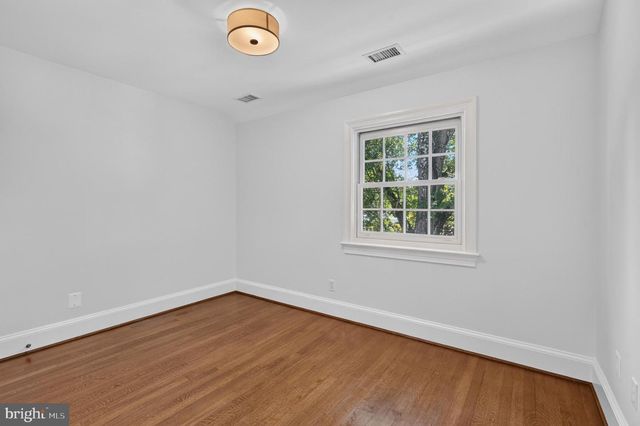 5141 PALISADE LN NW, Washington, DC 20016