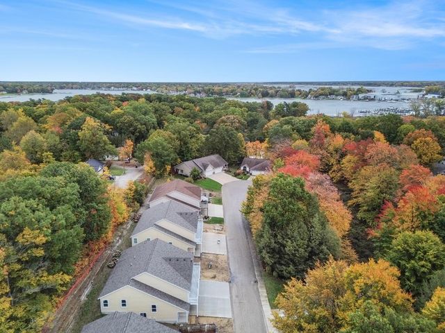 17549 Beechwood Lane, Spring Lake, MI 49456