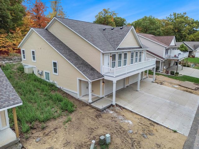 17549 Beechwood Lane, Spring Lake, MI 49456