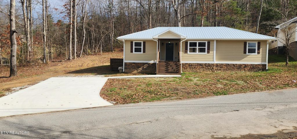 590 Litton Rd, Oneida, TN 37841