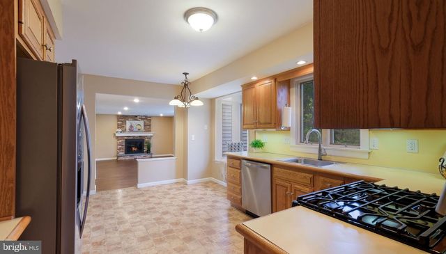 6 HILLCREST CIR, Doylestown, PA 18901