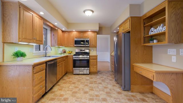 6 HILLCREST CIR, Doylestown, PA 18901