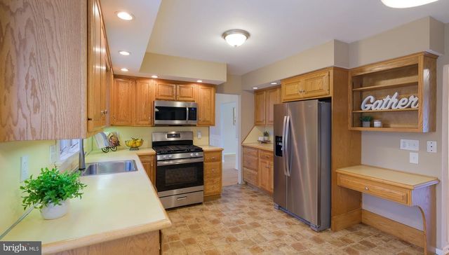 6 HILLCREST CIR, Doylestown, PA 18901