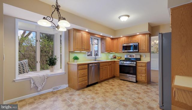 6 HILLCREST CIR, Doylestown, PA 18901
