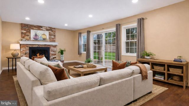 6 HILLCREST CIR, Doylestown, PA 18901