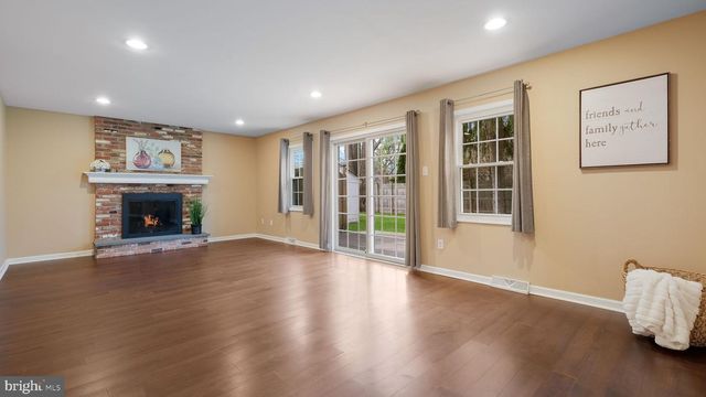 6 HILLCREST CIR, Doylestown, PA 18901
