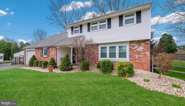 6 HILLCREST CIR, Doylestown, PA 18901