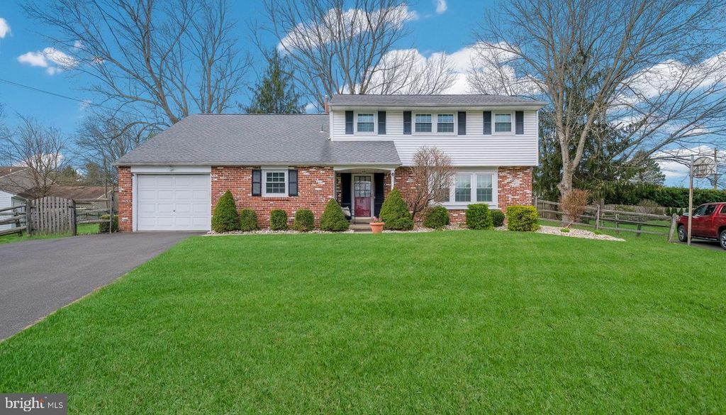 6 HILLCREST CIR, Doylestown, PA 18901