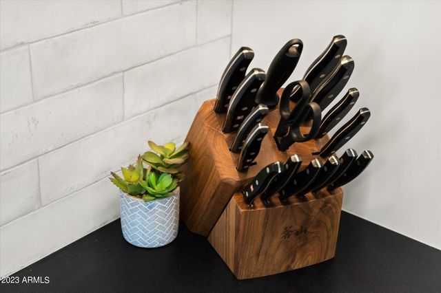 1027 W PERALTA Avenue, Mesa, AZ 85210