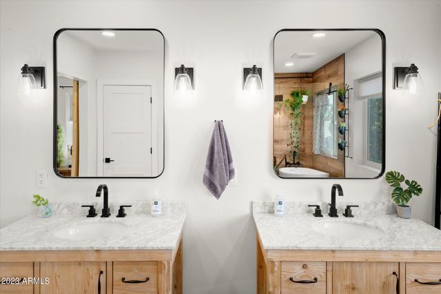 1027 W PERALTA Avenue, Mesa, AZ 85210