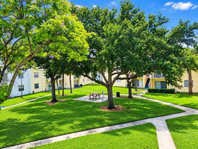 431 EXECUTIVE CENTER Drive 204, West Palm Beach, FL 33401