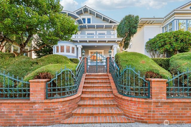 5260 16th Avenue NE, Seattle, WA 98105