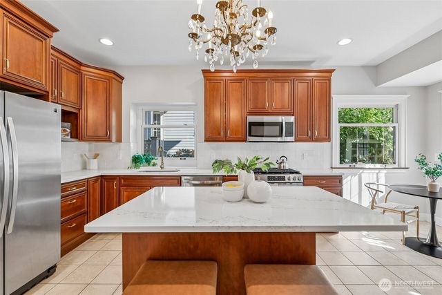 5260 16th Avenue NE, Seattle, WA 98105