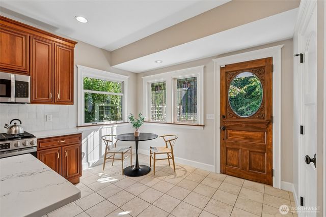 5260 16th Avenue NE, Seattle, WA 98105