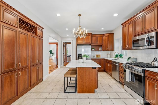 5260 16th Avenue NE, Seattle, WA 98105
