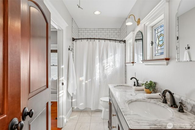 5260 16th Avenue NE, Seattle, WA 98105