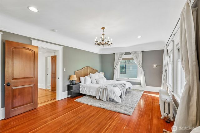 5260 16th Avenue NE, Seattle, WA 98105