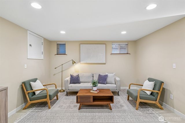 5260 16th Avenue NE, Seattle, WA 98105