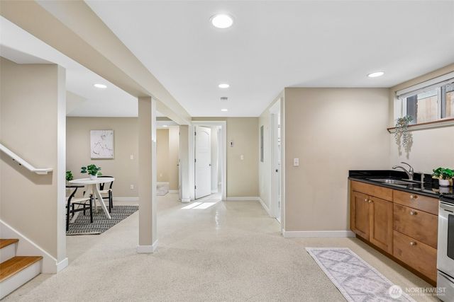 5260 16th Avenue NE, Seattle, WA 98105