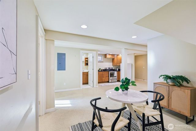5260 16th Avenue NE, Seattle, WA 98105