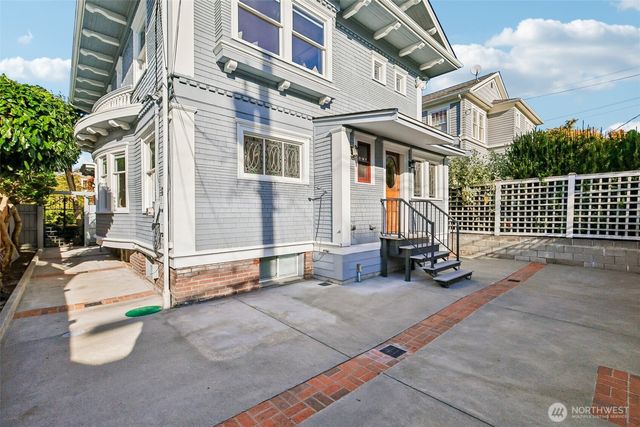 5260 16th Avenue NE, Seattle, WA 98105