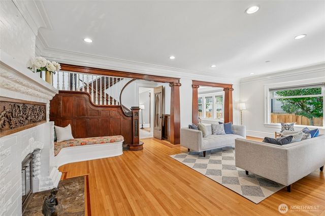 5260 16th Avenue NE, Seattle, WA 98105